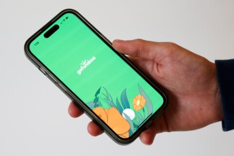 How many Americans donate to crowdfunding campaigns, according to a new AP-NORC poll