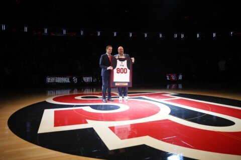 Rick Pitino honored by St. John’s for reaching 900 career wins