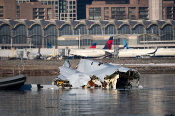plane wreckage in potomac river outside reagan national airport