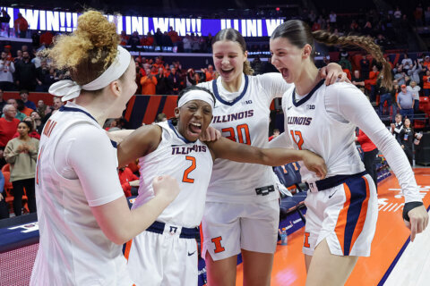 Berry Wallace scores 22 points, Illinois wins 11th straight with 73-70 victory over No. 7 Maryland