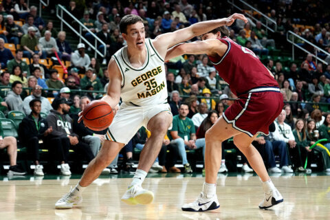 Allenspach scores 23 as George Mason downs Loyola Chicago 82-74