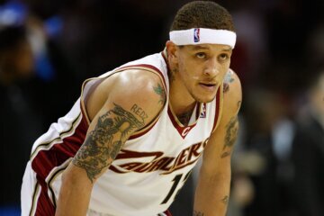 basketball player hunches over during game