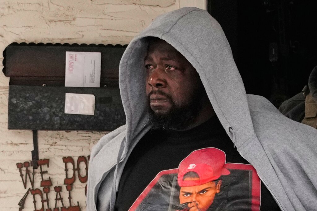 Pro- and anti-ICE demonstrators face off during Minneapolis immigration crackdown