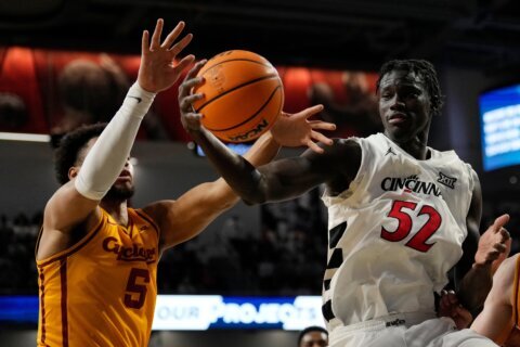 No. 2 Iowa State loses second straight, 79-70 to Cincinnati
