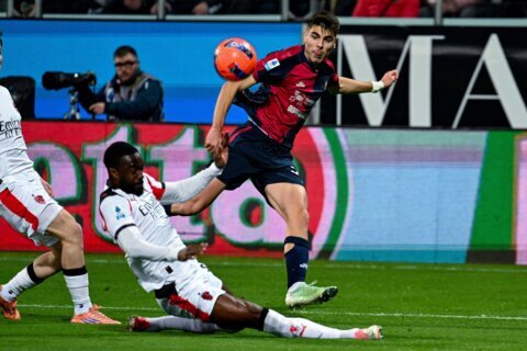 Leão strike takes AC Milan to the top of Serie A