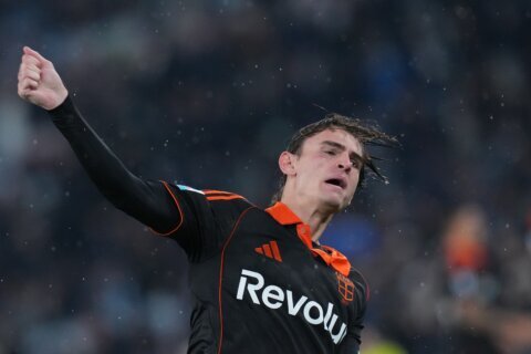 Nico Paz scores twice despite missed penalty as Como cruises past Lazio 3-0 in Serie A