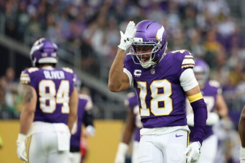 Vikings get Justin Jefferson past the 1,000-yard mark in the final game of a trying season