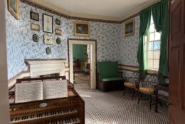 A photo of the parlor room at George Washington's Mount Vernon.