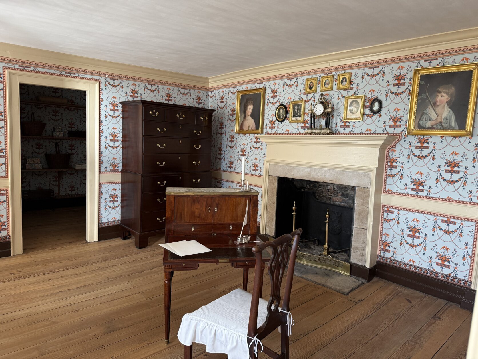 A photo of George and Martha Washington's bedchambers.