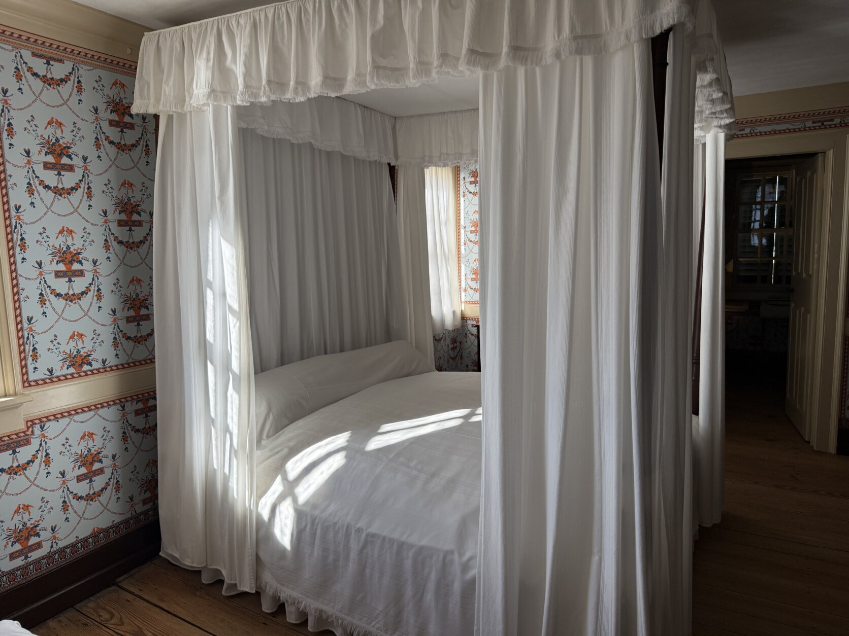 The photo of the bed of the Washingtons.