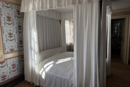 The photo of the bed of the Washingtons.