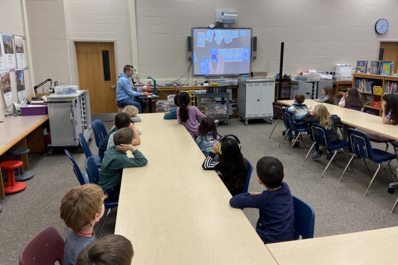 为什么费尔法克斯县的一所小学要教孩子们人工智能背后的“原理” - WTOP News