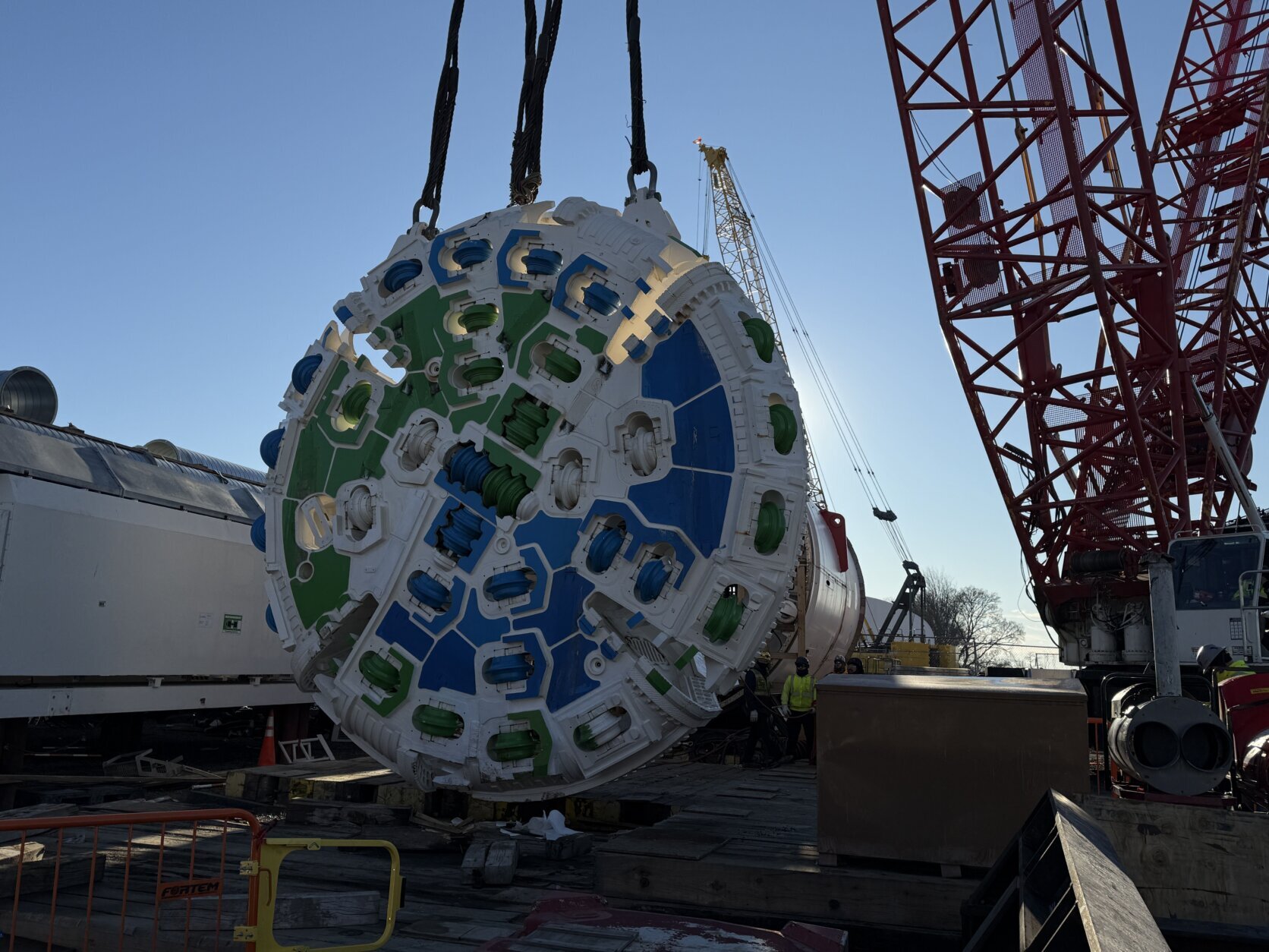 A multiton cutter head was lowered to the bottom of a 100-foot shaft at West Potomac Park to attach to a tunnel boring machine.