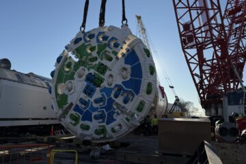 A multiton cutter head was lowered to the bottom of a 100-foot shaft at West Potomac Park to attach to a tunnel boring machine.