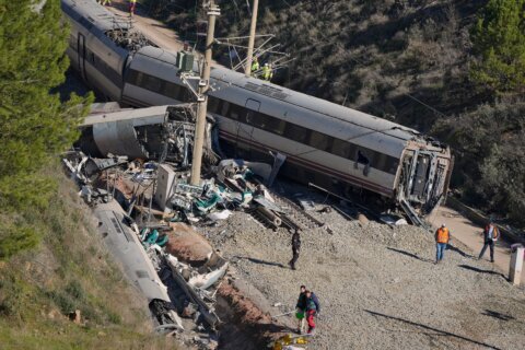 ‘Miracle’ 6-year-old girl is the only member of her family to survive Spanish train wreck