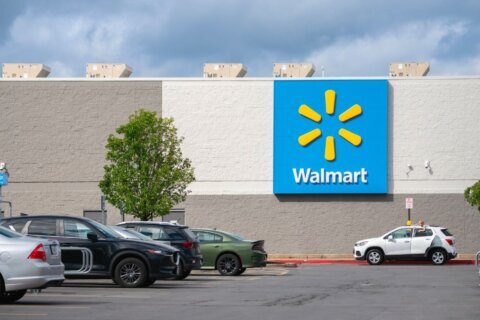 Agentes de Loudoun disparan mortalmente contra hombre armado en estacionamiento de Walmart