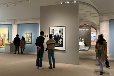 Galería del Smithsonian elimina referencias a juicios políticos del retrato de Trump