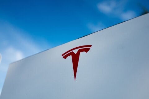 Tesla cede el título de mayor fabricante de vehículos eléctricos del mundo