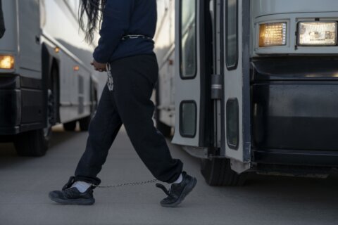 Muerte de inmigrante en custodia de ICE en Texas fue homicidio por asfixia, según autopsia