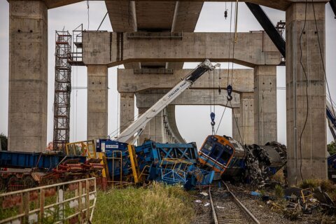 Tren se descarrila y estalla en llamas tras colapso de grúa en Tailandia: al menos 29 muertos 