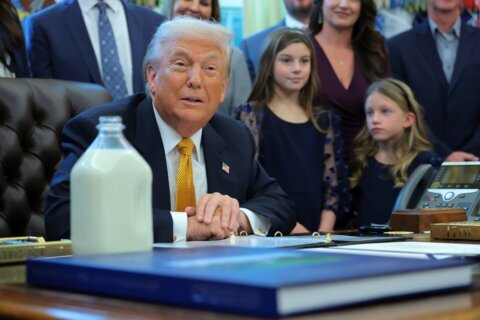 Envío de dinero y medicinas baratas: el plan de salud de Trump que debe aprobar el Congreso