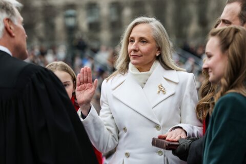 Abigail Spanberger toma posesión y hace historia como la primera mujer en gobernar Virginia