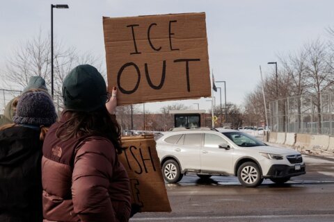 Protesta contra ICE en iglesia de Minneapolis: arrestan a dos supuestas implicadas