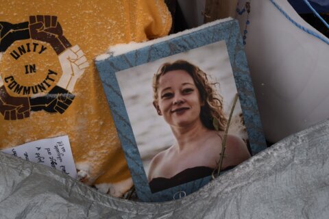 Renee Good recibió un disparo en la cabeza, según autopsia encargada por su familia