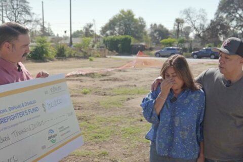 Bombero pierde su casa en incendio Eaton; hoy recibe donativo para reconstruirla