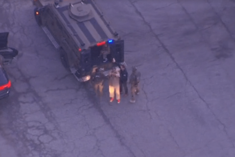 ¿Pulgar arriba? Maduro parece dar gesto de aprobación en camino a corte de Manhattan