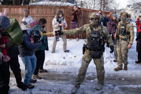 Jueza ordena a agentes federales dejar de usar gas pimienta contra manifestantes pacíficos