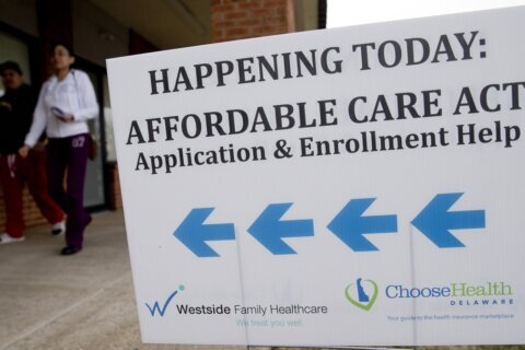 Disminuyen las inscripciones al Obamacare mientras personas abandonan planes por altas primas