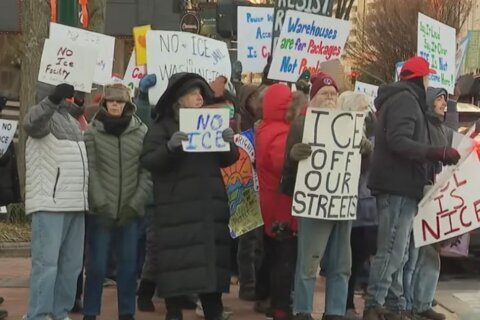 Manifestantes rechazan posible apertura de centro de detención migratorio en Hagerstown
