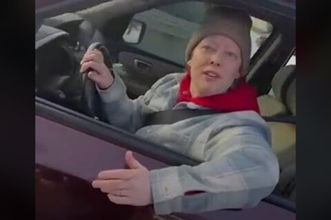 Surge video aparentemente grabado por oficial de ICE que disparó a Renee Good