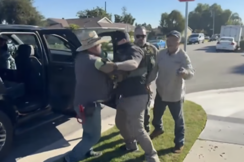 En video: vecinos logran frenar la detención de dos jardineros por presuntos agentes federales