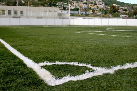 Hombres armados abren fuego en un campo de fútbol en México; hay 11 muertos