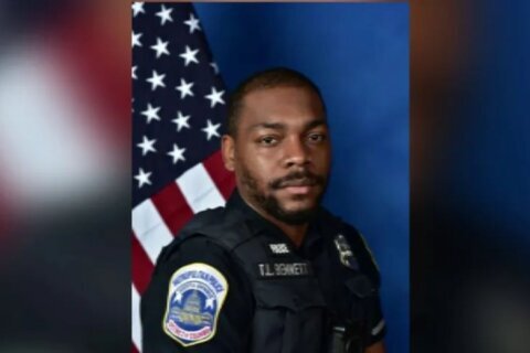 Policía de DC muere al ser arrollado mientras ayudaba a un conductor en autopista