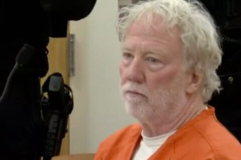 Liberan al actor Timothy Busfield mientras espera juicio por abuso sexual a menores