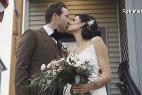 Buscan al asesino del dentista y su esposa: sus cuerpos fueron hallados en un baño de sangre