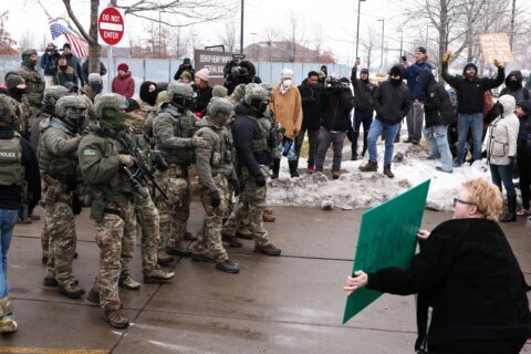 Agente que disparó mortalmente a mujer en Minneapolis fue arrastrado por un coche en otro operativo