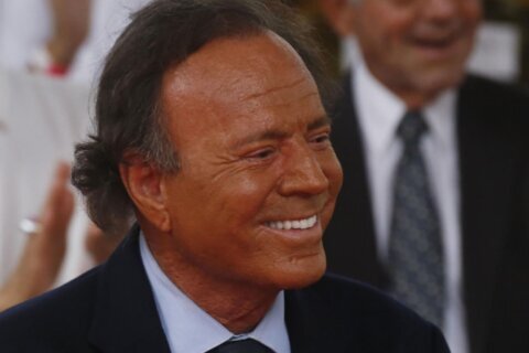 Fiscalía española archiva la denuncia contra Julio Iglesias por falta de competencia