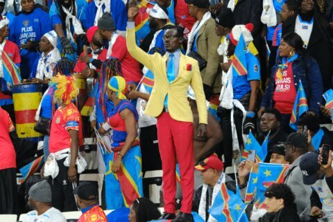 Como una estatua: fanático del fútbol mira partidos sin moverse