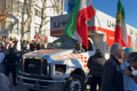 Camión de U-Haul embiste a una multitud en manifestación por el pueblo iraní en Los Ángeles
