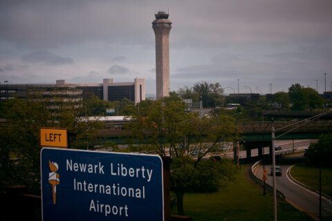 Evacuan pasajeros de vuelo mientras la cabina se llenó de humo tras una falla del motor