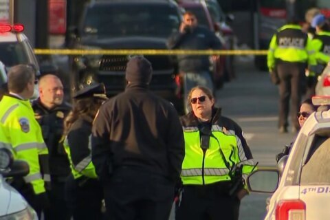 Camión de basura habría arrollado a dos personas en Petworth y se va a la fuga