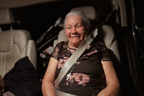 Julia Benítez, conocida como ‘La abuela’, recobra su libertad de centro de detención