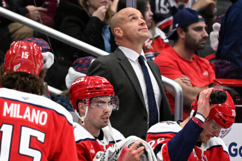 Flyers snap losing streak with 4-2 win over Capitals