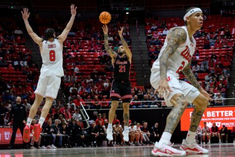 Sharp makes 8 3s and sets school career record as No. 3 Houston drubs Utah 66-52