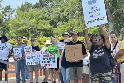 House panel advances bills limiting ICE activity in Virginia
