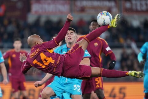 Malen’s priceless double keeps Roma in touch with Serie A pack